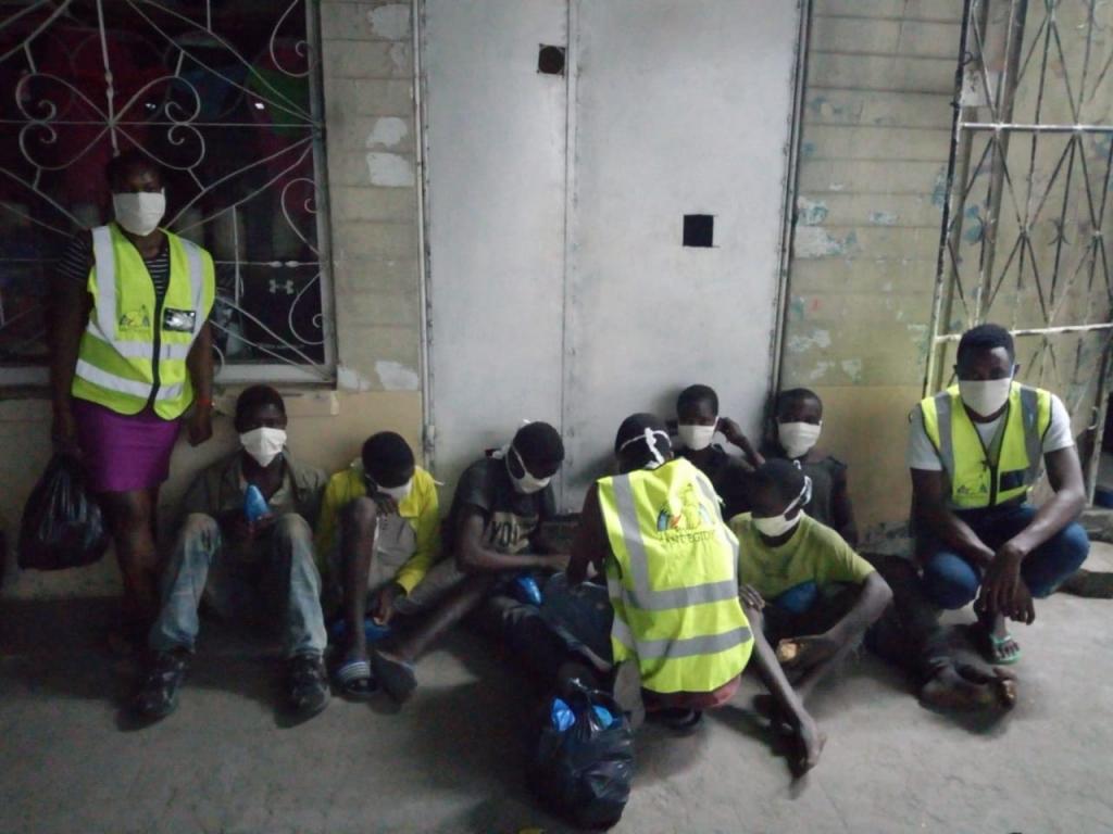 Wielkanoc solidarności w Beirze w Mozambiku: maseczki i instrukcje ich używania dla dzieci ulicy, aby chronić je przed Covid-19
